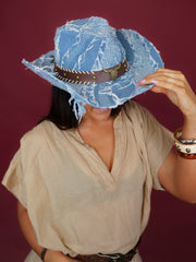 Chapeau cowgirl en denim déchiré