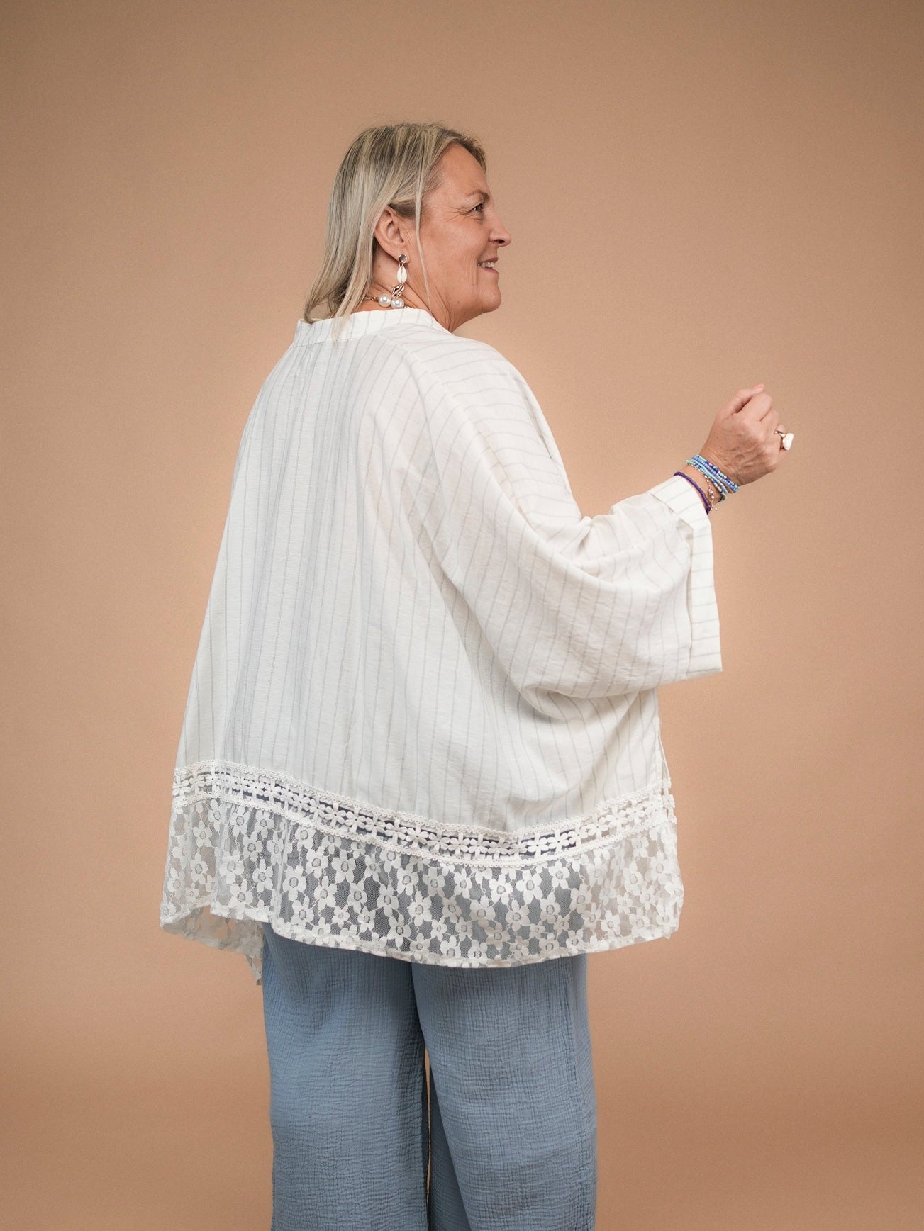 Chemise ample à rayures et dentelle