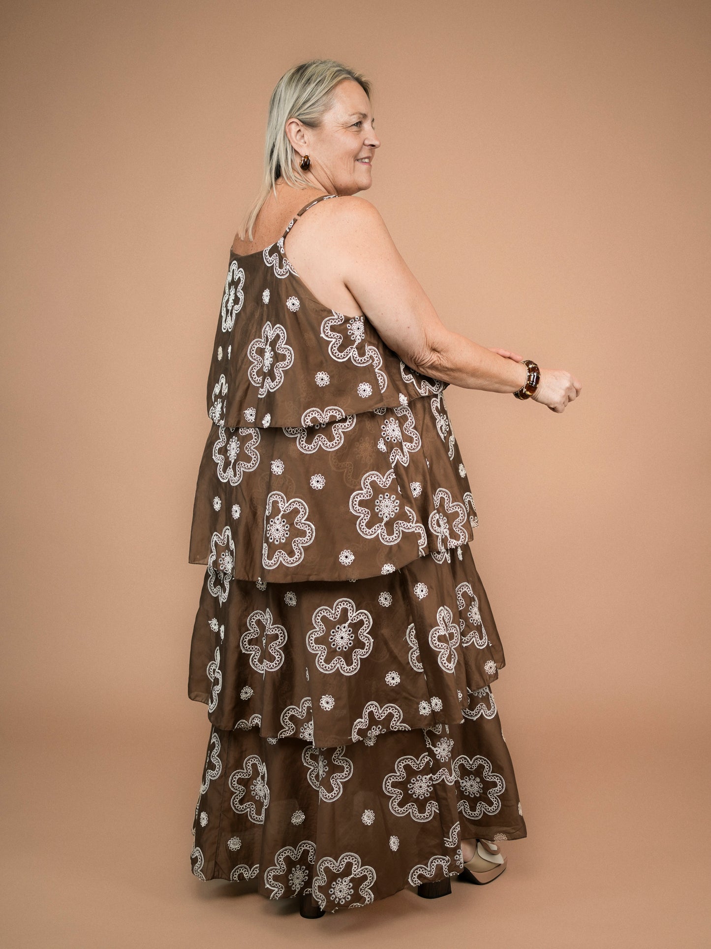 Robe marron à volants