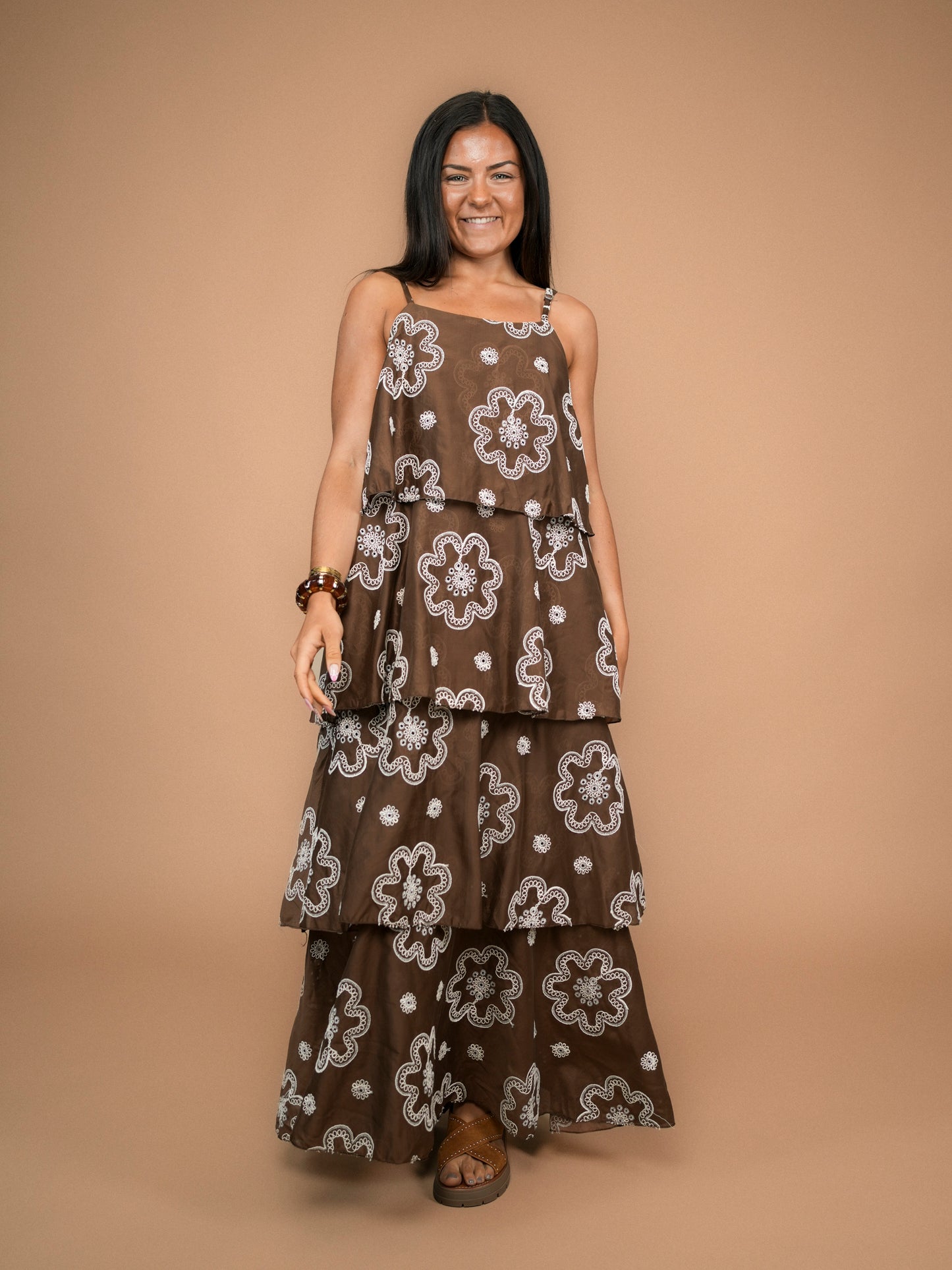 Robe marron à volants