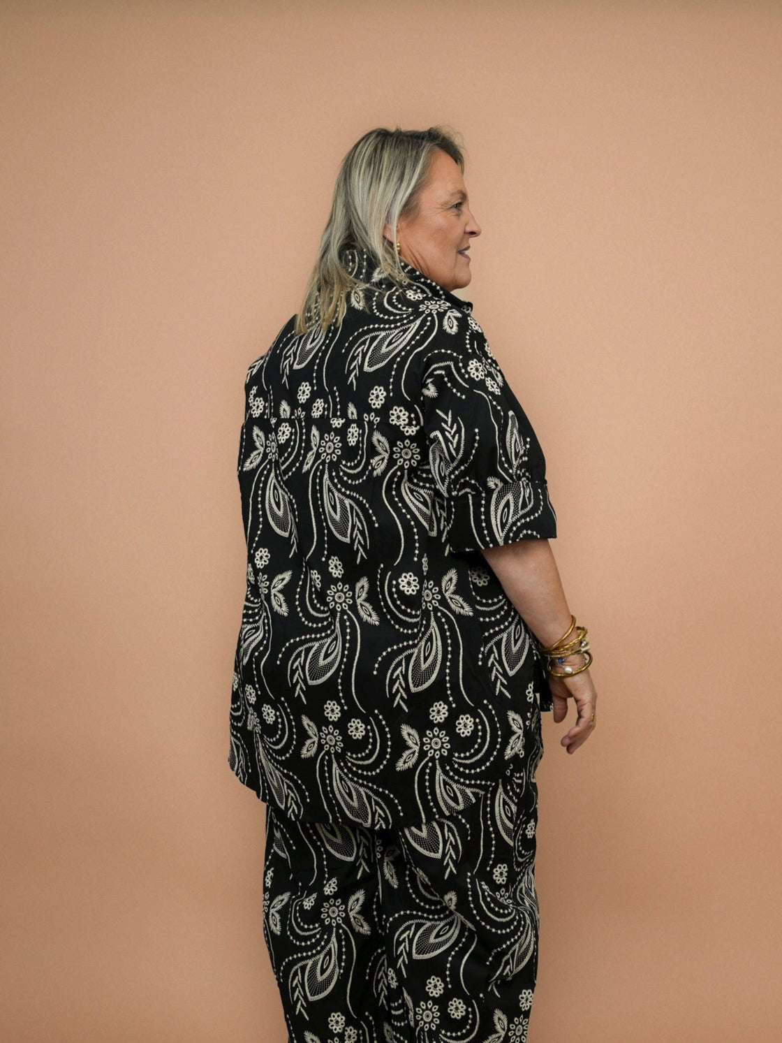 Chemisette noire effet broderie anglaise