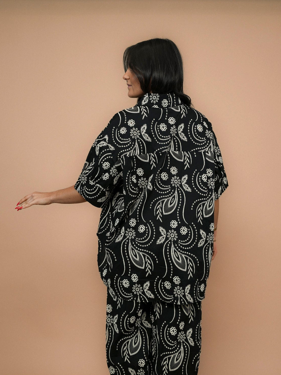 Chemisette noire effet broderie anglaise