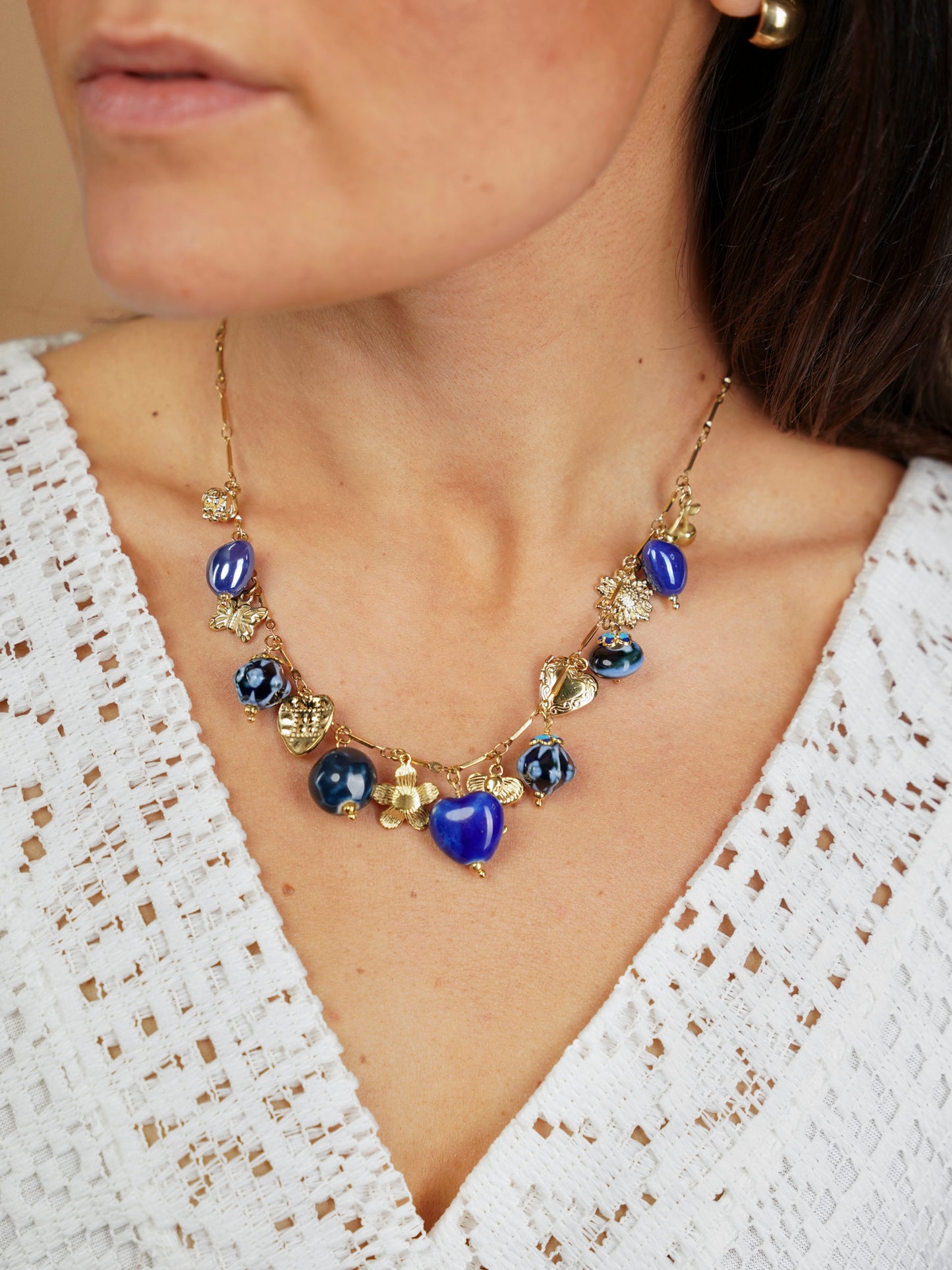 Collier doré à perles bleues