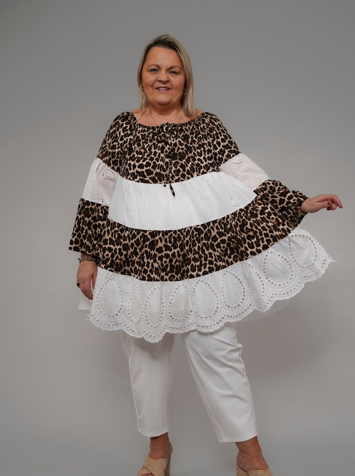 Robe courte brodée léopard - 1949