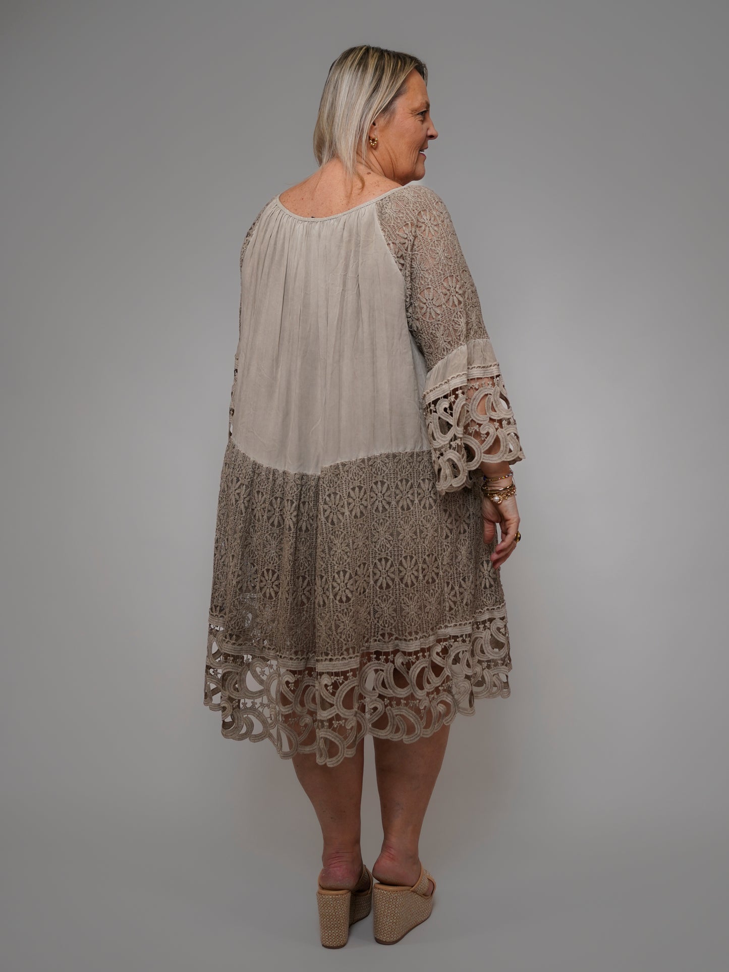 Robe dentelle et broderie taupe - 1960