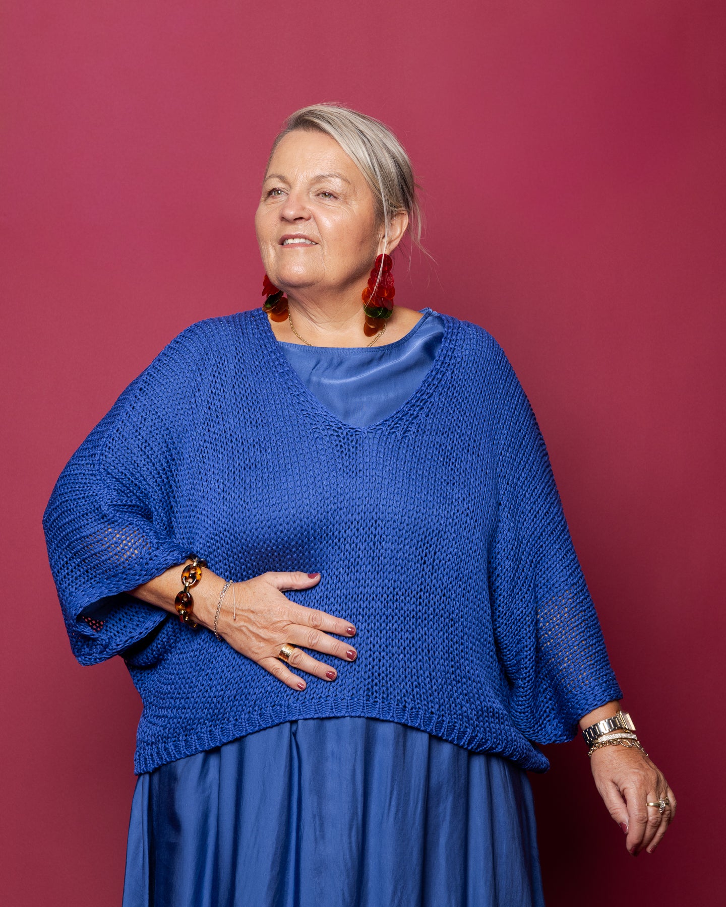 Pull col V en crochet bleu roi