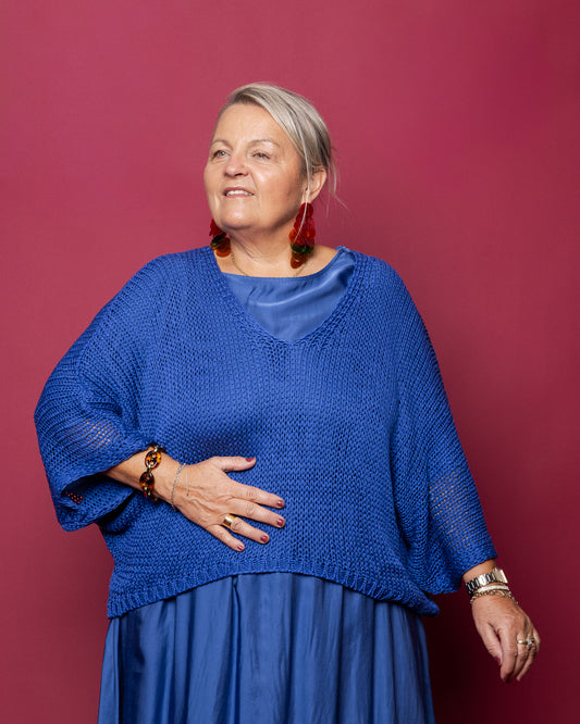 Pull col V en crochet bleu roi