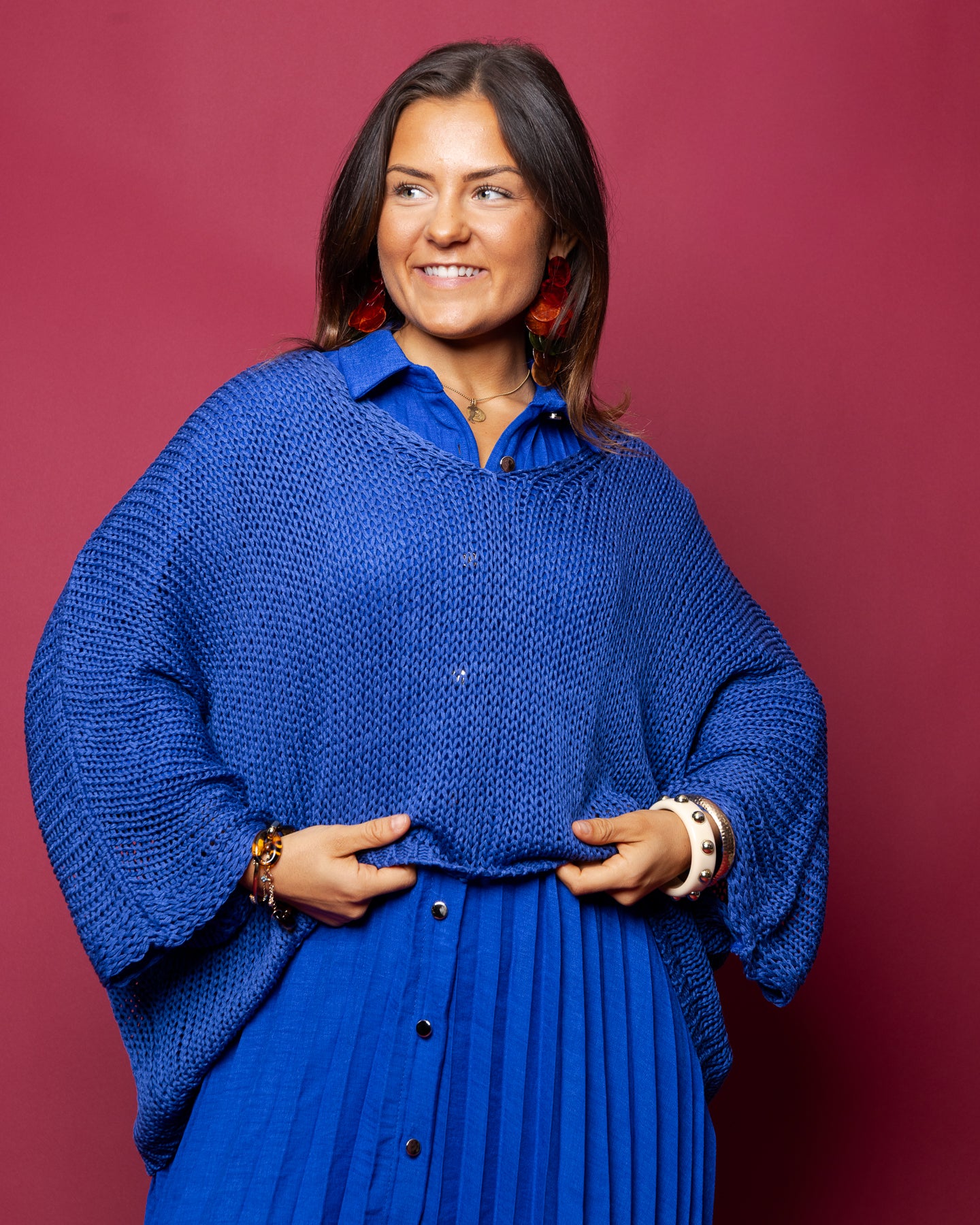 Pull col V en crochet bleu roi