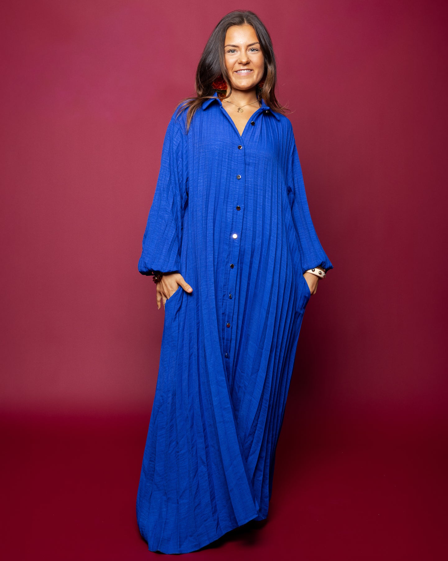Robe chemise longue plissée bleue roi