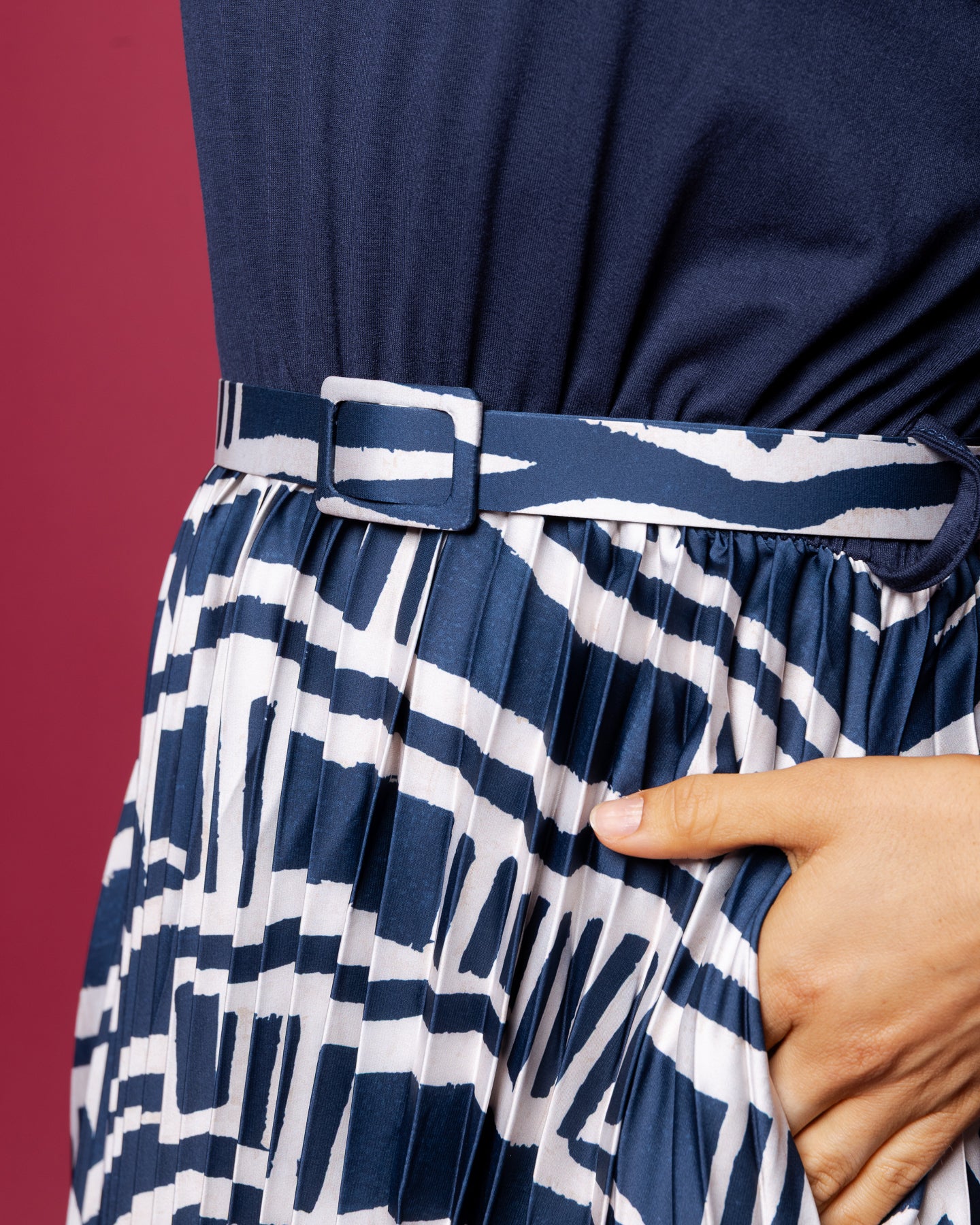 Robe plissée à imprimé graphique bleu marine