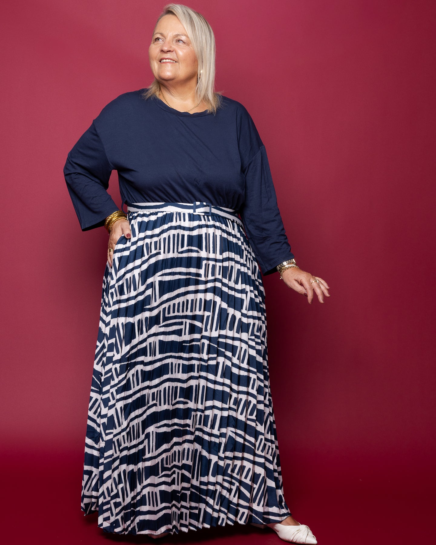 Robe plissée à imprimé graphique bleu marine