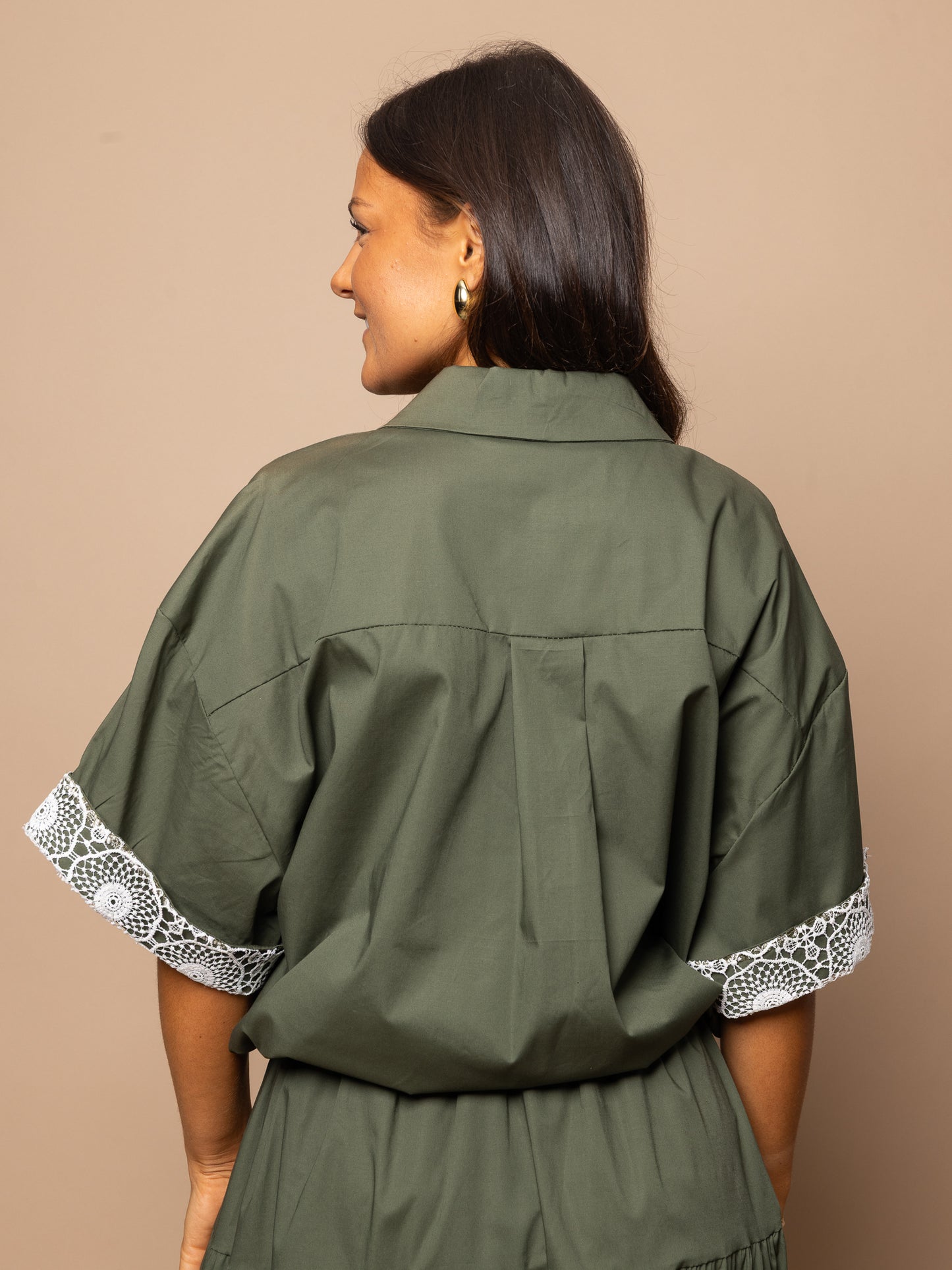 Blouse kaki et dentelle