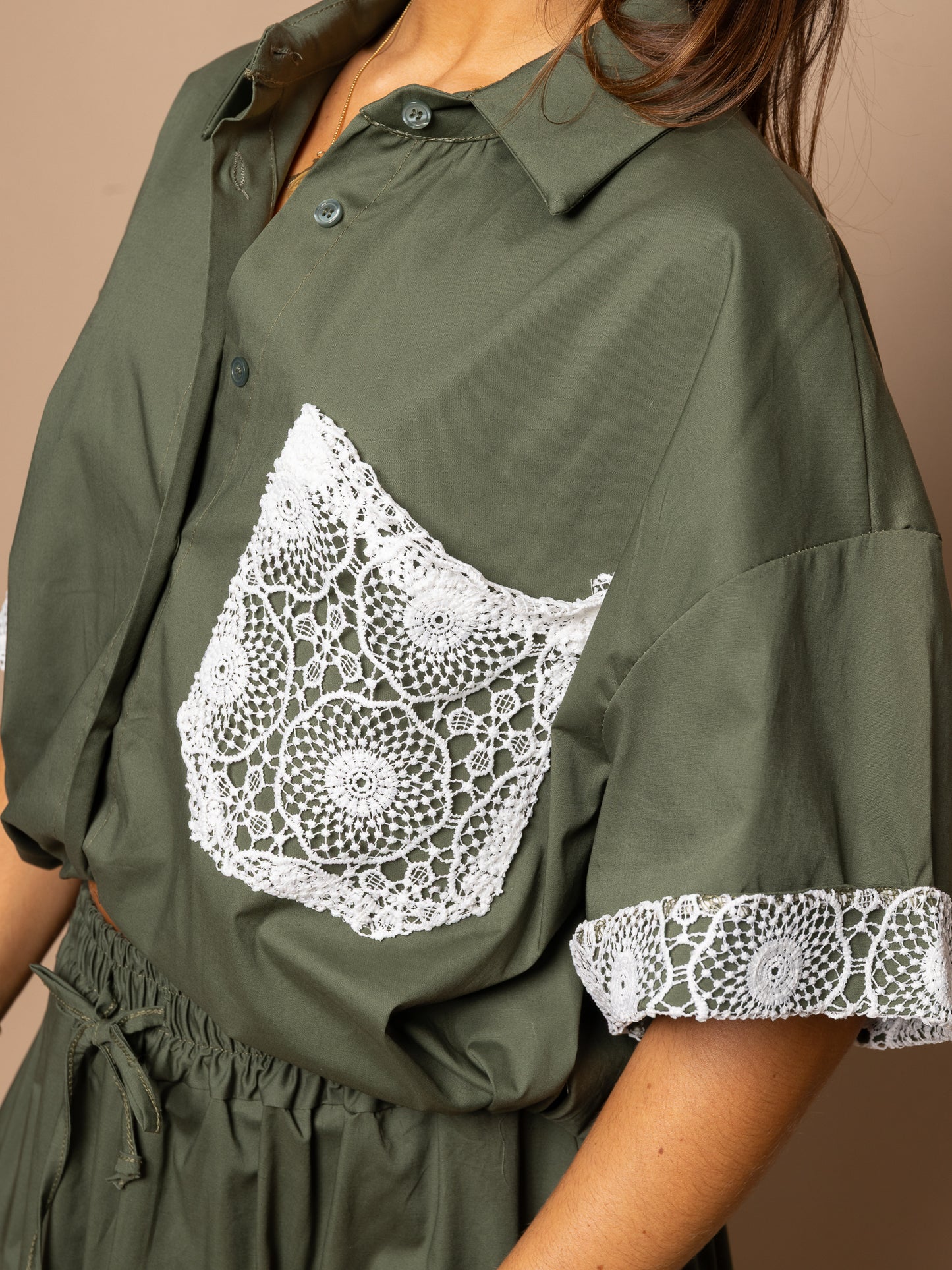 Blouse kaki et dentelle