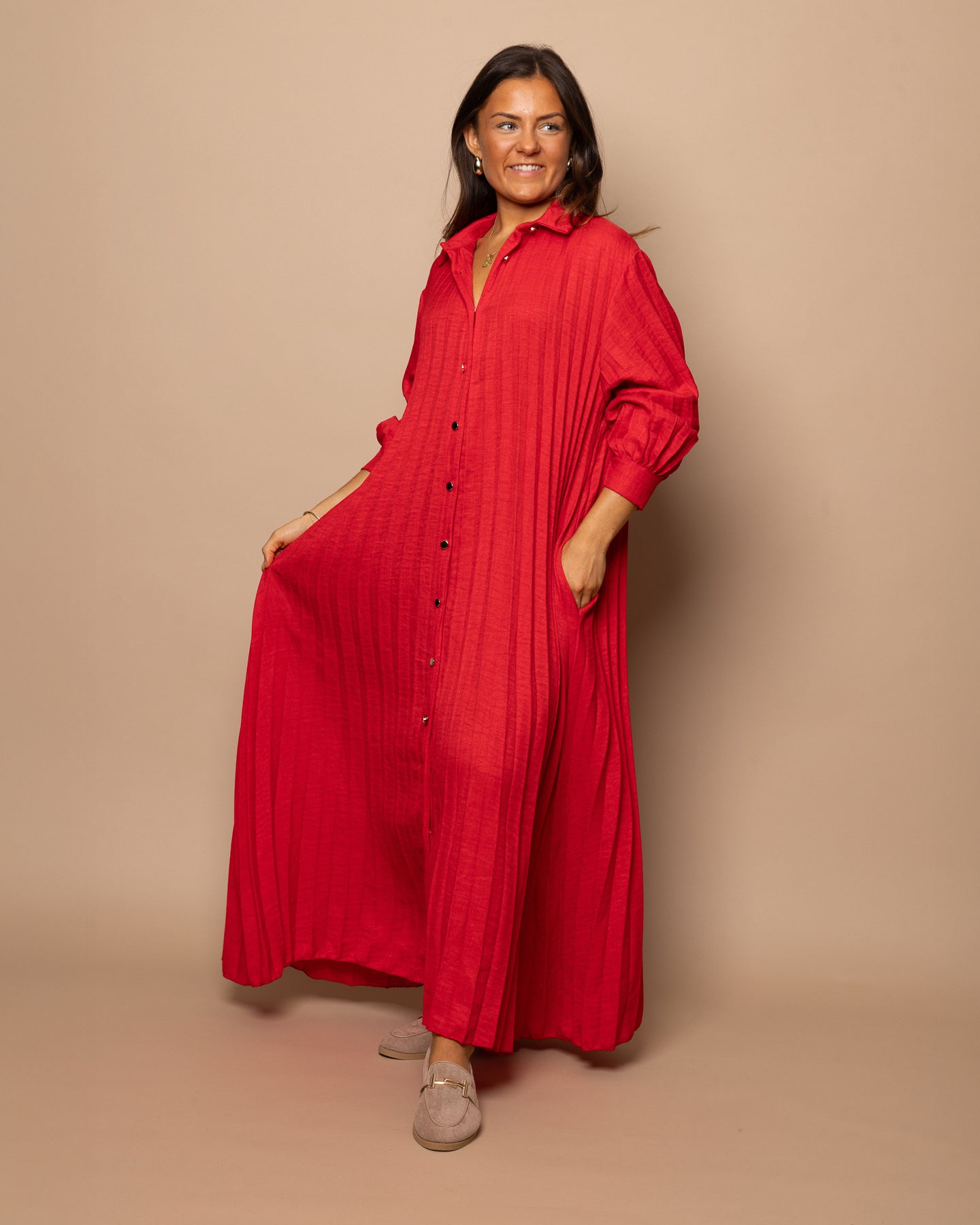 Robe chemise longue plissée rouge