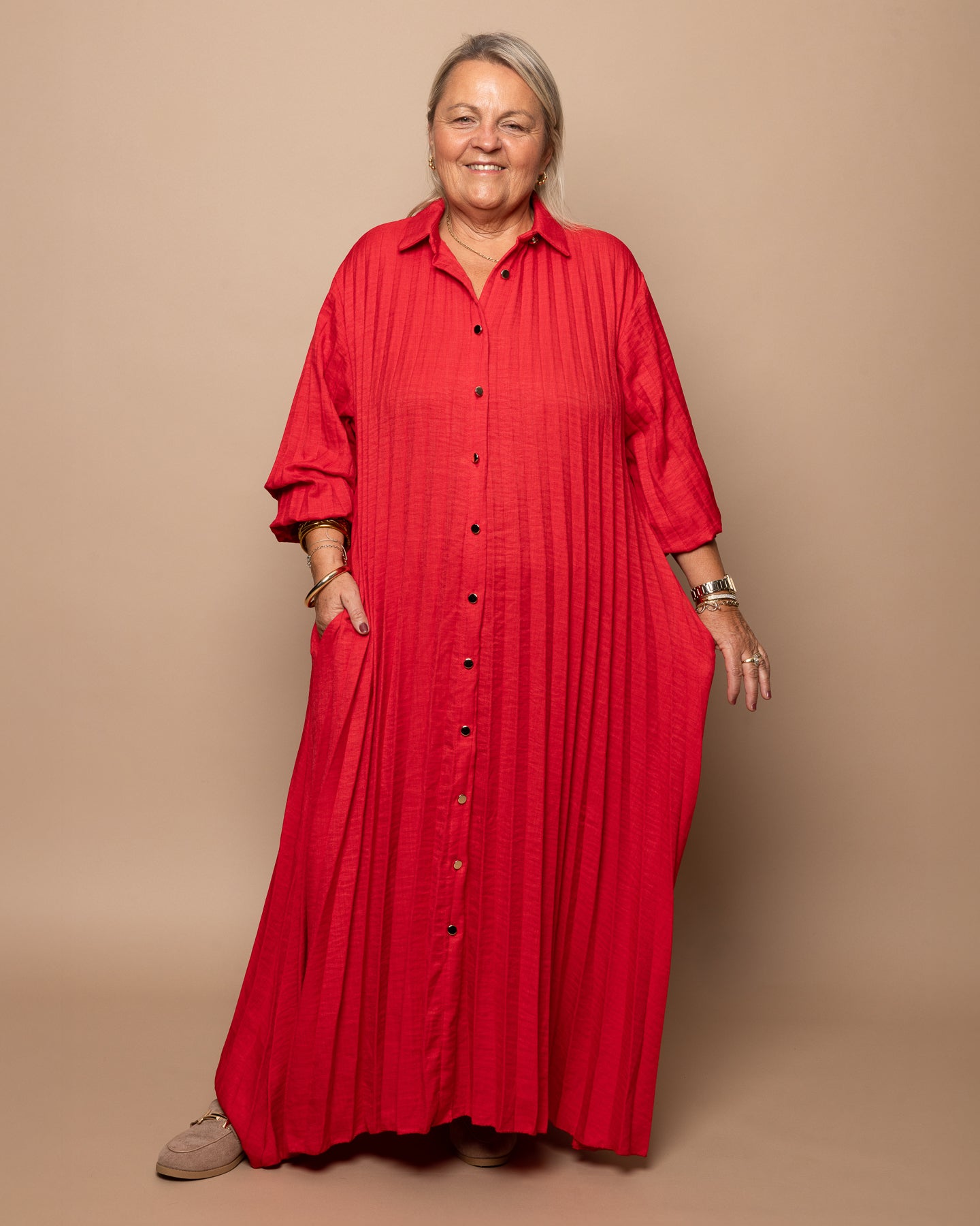 Robe chemise longue plissée rouge