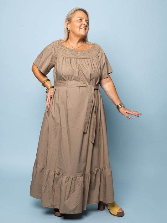 Robe longue col smocké taupe