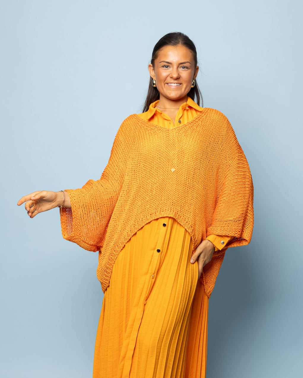 Pull col V en crochet safran
