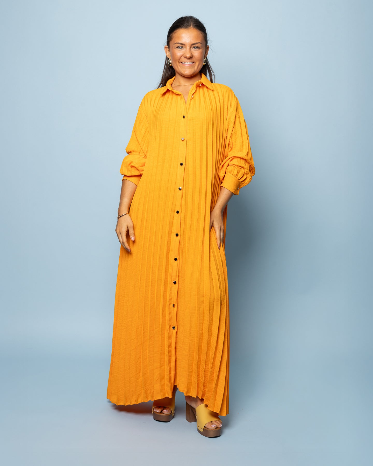 Robe chemise longue plissée safran