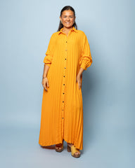Robe chemise longue plissée safran