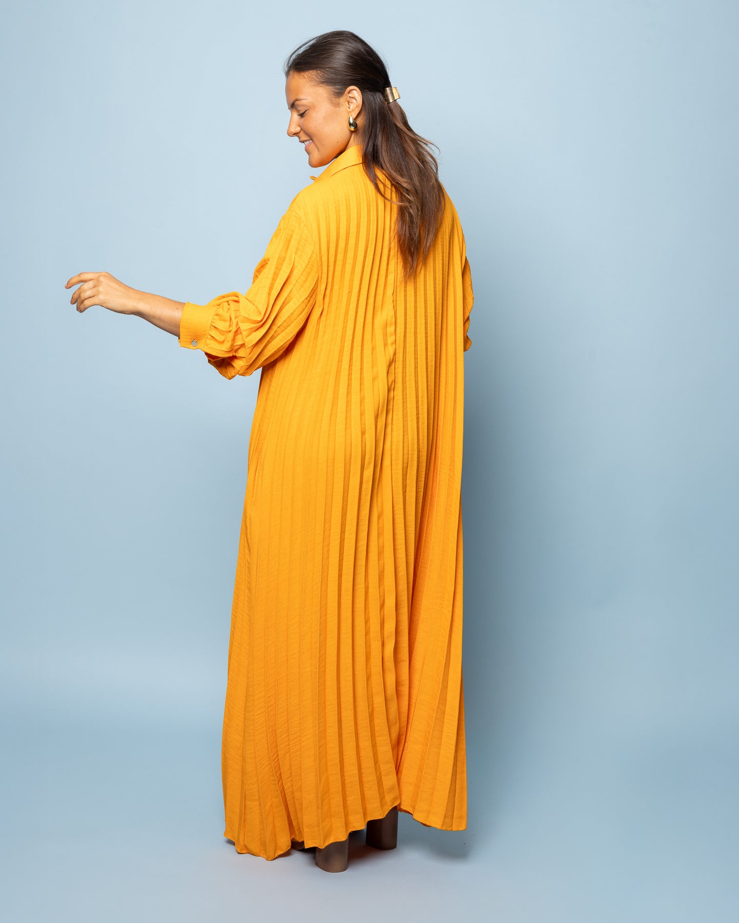 Robe chemise longue plissée safran
